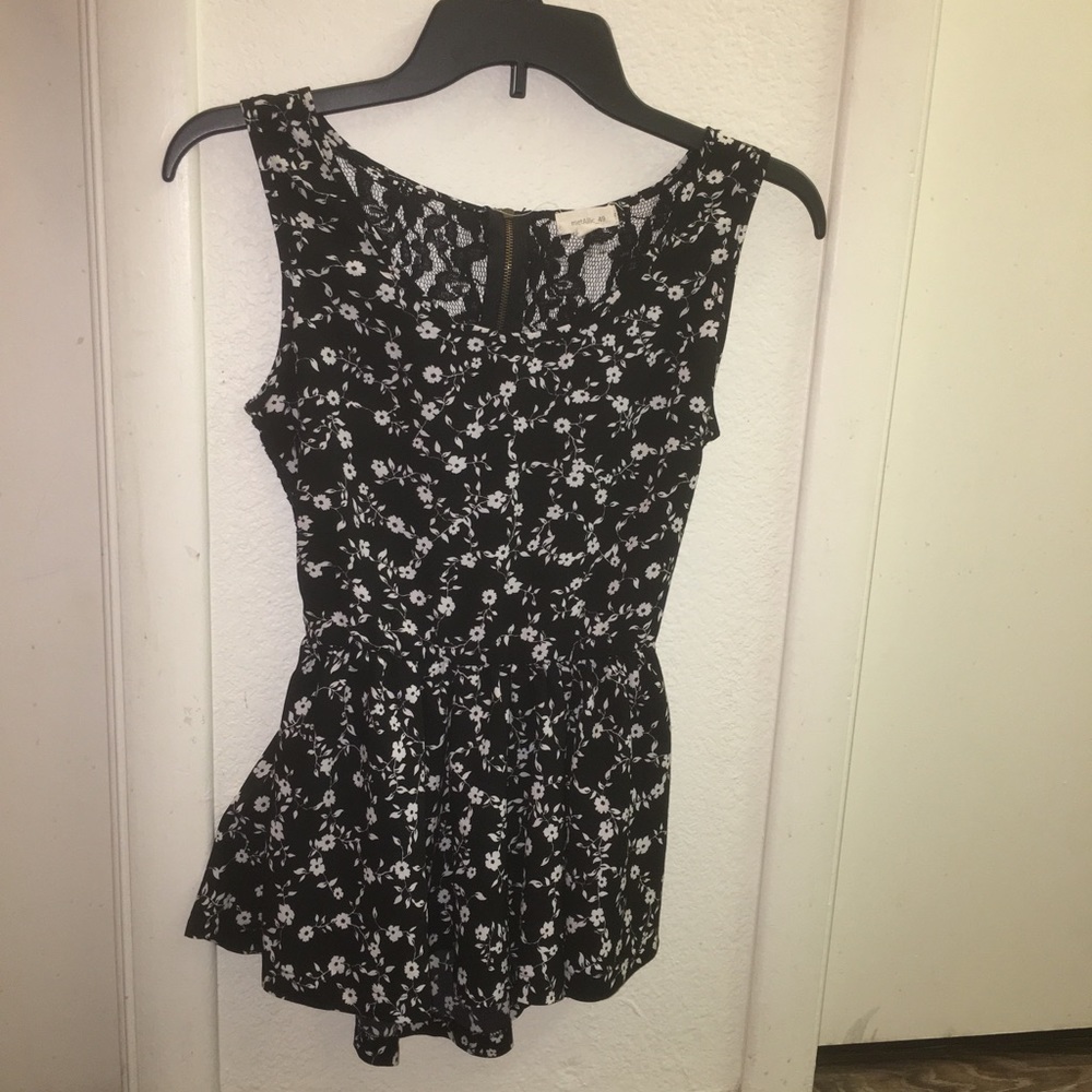 Cute open back flowery print shirt!